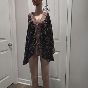 Eyeshadow Size XL. Floral Batwing Kimono with Tie Front. Black, Burgundy & White